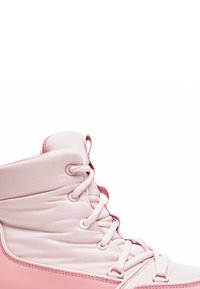 Różowe botki za kostkę z wyściełanym cholewką, gładką teksturą, białymi sznurówkami oraz kontrastującą różową podeszwą gumową z detalami w postaci szwów.