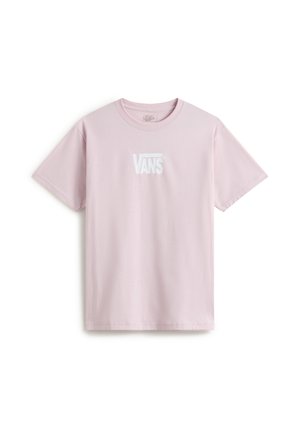 Jasnoróżowy bawełniany t-shirt z krótkim rękawem i białym logo Vans na środku klatki piersiowej, prezentowany na białym tle.