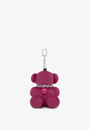 Portachiavi orsetto di peluche rosa scuro con collare a catena d'argento e targhetta a forma di cuore appesa a una clip d'argento.