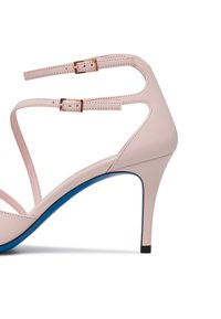 Sandali con tacco alto in pelle rosa con due cinturini stretti e dettagli in metallo. Presentano una suola blu e un design contemporaneo e slanciato.