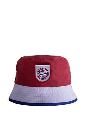 Rode en witte bucket hat met FC Bayern München-logopatch aan de voorkant en navyblauwe rand aan de rand.