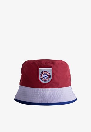 Rode en witte bucket hat met FC Bayern München-logopatch aan de voorkant en navyblauwe rand aan de rand.