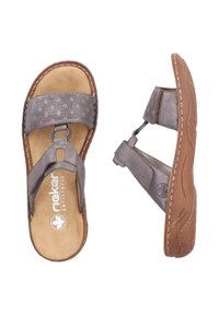 Graue Sandalen mit einem perforierten Lederoberteil, verstellbarem Riemen und gepolstertem Fußbett. Strukturierte Sohle für besseren Halt; antimikrobielle Eigenschaften.