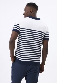 Marineblauw en witte gestreepte polo met korte mouwen, voorzien van een gebreide structuur, geribbelde kraag en mouwen, en een rechte zoom aan de taille.