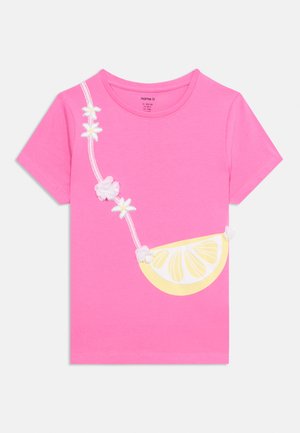 Rožinė trumpomis rankovėmis marškinėliai su balta ir geltona citrinos riekelės bei gėlių siuvinėjimu, sudarančiu įstrižainės formos vėrinio dizainą priekyje.