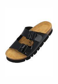 Zwarte patent leren slip-on sandaal met twee verstelbare gespen, kurken middenzool en gestructureerde rubberen buitenzool. Glad binnenin.