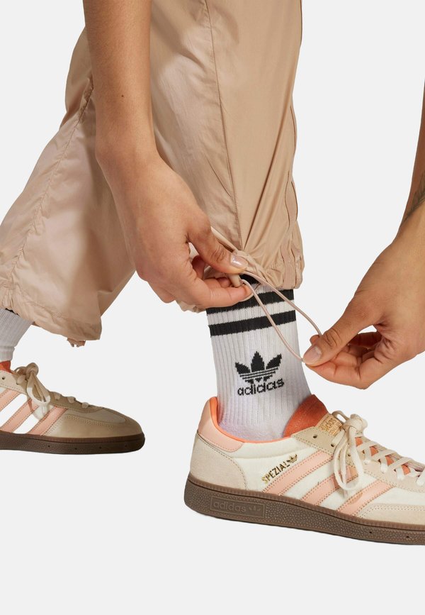 WAISTBAND LOOSE - Tracksuit bottoms - ash pearl2