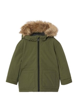 Zielona oliwkowa zimowa parka dla dzieci z przednim suwakiem, dwoma kieszeniami i kapturem wyściełanym brązowym futerkiem z imitacji.