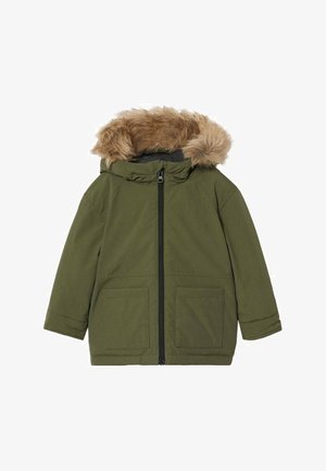 Zielona oliwkowa zimowa parka dla dzieci z przednim suwakiem, dwoma kieszeniami i kapturem wyściełanym brązowym futerkiem z imitacji.