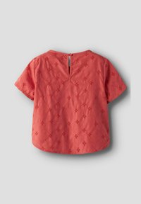 Top corto corallo con ricami floreali, collo rotondo, apertura a chiave sul retro e texture in cotone morbido.