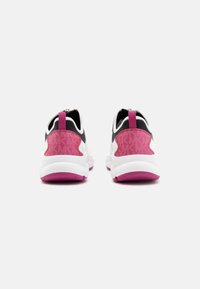 Ett par vita sneakers med rosa hälpaneler, svarta och vita detaljer, samt rosa dragremmar, sedd bakifrån mot en vit bakgrund.