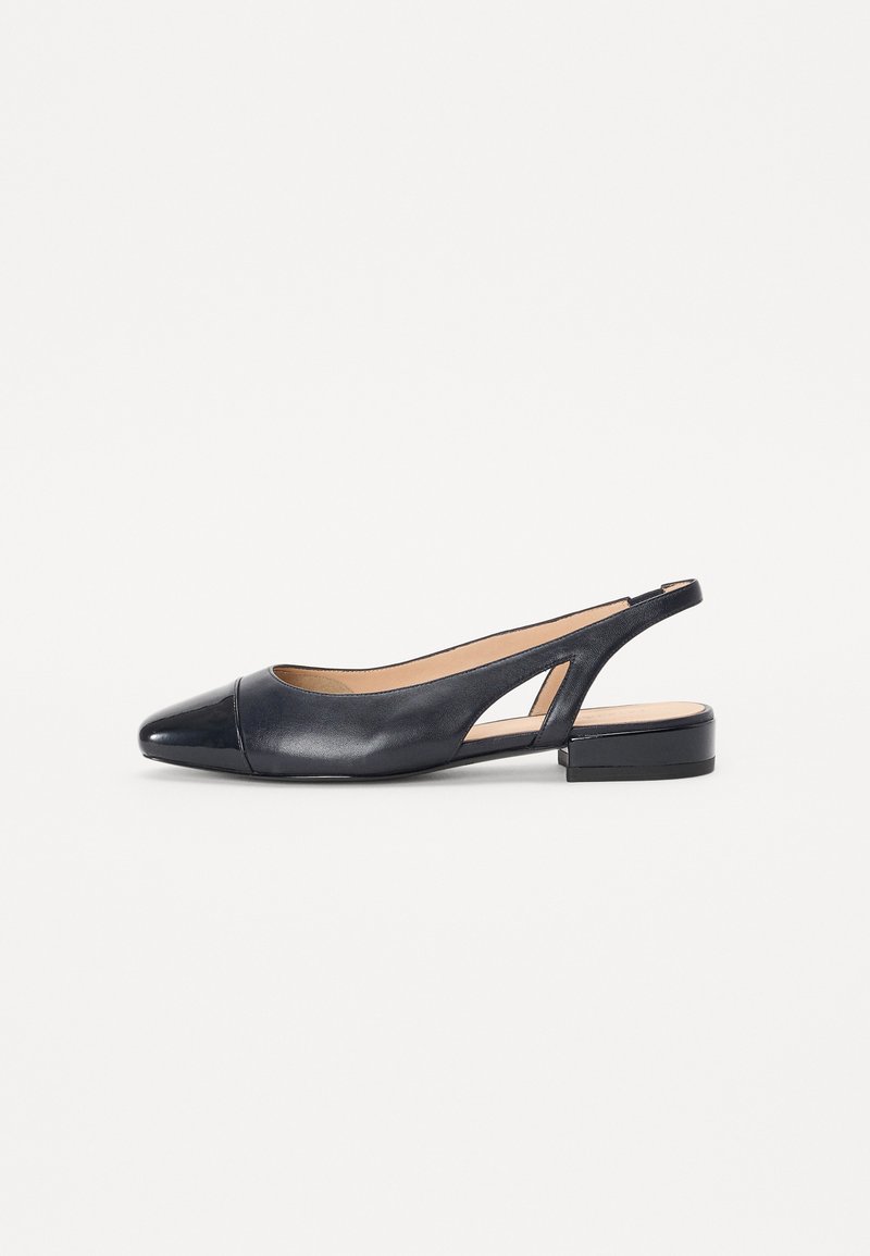 Escarpin à talon haut en cuir bleu marine, avec un bout pointu, un détail découpé au niveau du talon et un petit talon carré. Texture lisse sur l'ensemble.