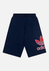 Șorturi de culoare bleu marin dintr-un material moale, dotate cu un talie elastică cu șnur și un logo roșu și alb Adidas pe piciorul stâng.