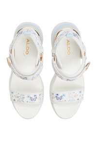 Hvide blomster sandaler med blå og gyldne detaljer, der har en mønstret rem med sommerfugle og blomster, tekstureret materiale og justerbar spænde.