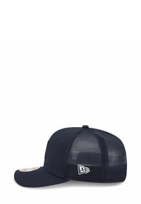 Marineblaue Baseballmütze mit einem Mesh-Rückpanel, gebogenem Schild und weißem gesticktem Logo. Verfügt über eine weiche Textilfront mit strukturierter Form.