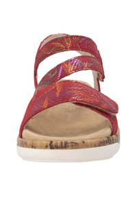 Des sandales rouges avec des brides tissées texturées et des accents multicolores, un semelle intérieure douce et une semelle en liège légère avec une base blanche. Taille 37.