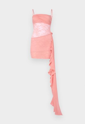 Rochie cocktail roz cu un corset ajustat, detalii cu plisse, accente din dantelă, bretele subțiri și un volan drapat pe o parte.