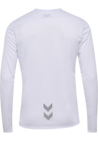 Langarm-Sportshirt in Weiß, aus leichtem Material, mit rundem Ausschnitt und einem grauen Chevron-Muster im unteren Rückenbereich.