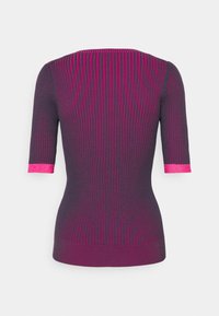 Strickpullover in dunkelviolett mit horizontalen rosa Streifen. Kurze Ärmel mit einfarbigen rosa Bündchen. Enganliegendes Design, gerippte Textur im gesamten Pullover.