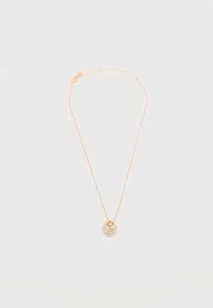 Delikati auksinė grandinėlė su apvaliu pakabuku, kuriame centre yra brangakmenis, apsuptas mažesniais skaidriais akmenėliais.