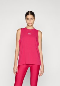 Top de sport sans manches rose avec un col rond et un petit logo blanc sur la poitrine, associé à des leggings roses brillants.