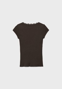 Temno rjav kratka majica z rebrastim vzorcem in čipkasto obrobo okoli okrolega izreza, položena na svetlo podlago.