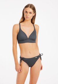 Dunkelgraues geripptes Bikini-Set bestehend aus einem Triangel-Bralette mit dünnen Trägern und verstellbaren Bikinihosen mit Bindeband an der Seite. Mit goldenen Akzentdetails.
