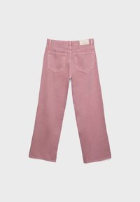 Ružičaste široke traperice, s visokim strukom, stražnjim džepovima i suptilnom teksturiranom završnom obradom. Kroj dizajniran za udobnost i lakoću kretanja.