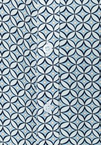 Korte mouwen shirt met een geometrisch patroon van onderling verbonden cirkels in blauw, zwart en oranje tinten, met witte knopen en een stoftextuur.