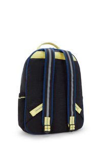 Zaino in tessuto nero con dettagli gialli, spallacci a righe grigie e blu e superficie testurizzata. Presenta due tasche laterali e una maniglia superiore.