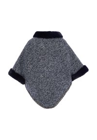 Poncho grigio in lana con colletto e polsini in pelliccia sintetica blu, caratterizzato da un motivo testurizzato e orlo diagonale. Cuciture decorative dorate lungo il bordo.