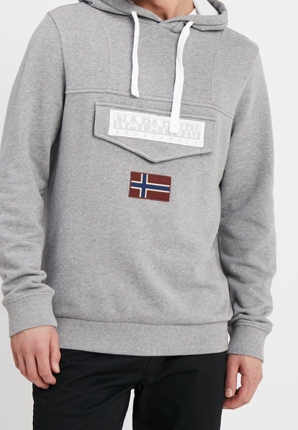 Sweat à capuche gris avec cordon blanc. Comprend une poche frontale et un écusson affichant le drapeau norvégien. Matière douce en coton.
