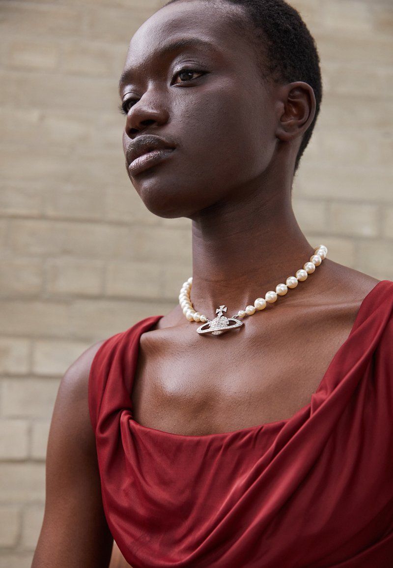 Vivienne Westwood One Row Pearl Choker Vivienne Westwood ONE ROW 