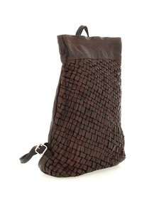 Zaino in pelle marrone con trama intrecciata, forma piatta e manico superiore. Presenta una cinghia con fibbia in metallo per chiusura e regolazione.