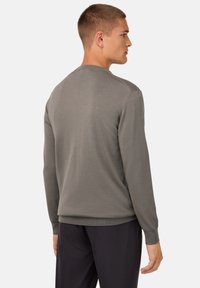 Grauer Pullover mit langen Ärmeln, glatter Textur, runden Halsausschnitt, gerippten Bündchen und Saum, von hinten auf einem neutralen Hintergrund präsentiert.