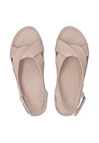 Beige Leder-Sandalen mit einem Kreuzriemen-Design, genähten Akzenten, offenen Zehen und einem Knöchelriemen mit einer silbernen Schnallen-Detail.