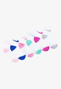 Sześć par skarpetek bawełnianych, regularnych, w kolorze białym z kolorowymi akcentami: różowym, niebieskim, turkusowym i szarym. Każda skarpeta ma ściągacz prążkowany i kontrastujące pięty.