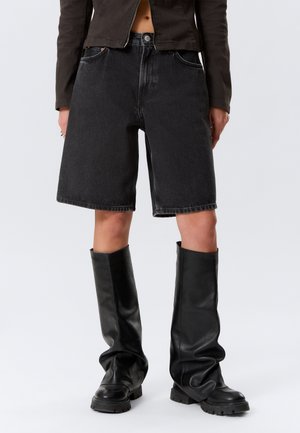 Weekday DENIM SHORTS - Farmer rövidnadrágok - tuned black