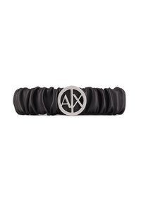 Accessorio per capelli in pelle nera con design arricciato. Presenta un accento con logo argento al centro, che evidenzia una forma circolare.