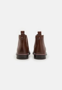 Tommy Hilfiger CORE CHELSEA - Kotníkové boty - winter cognac