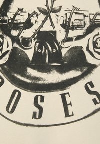 Diseño gráfico que presenta una calavera rodeada de rosas y enredaderas espinosas, impresa en negro sobre una tela de color crema. Letras en negrita debajo que dicen "ROSA".