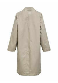 Manteau long beige avec manches longues, col et couture centrale, vu de dos sur fond blanc.