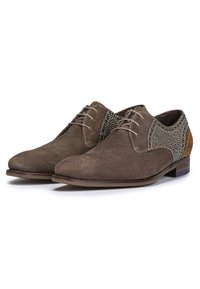 Chaussures en daim marron avec un tissu texturé, avec un design tissé sur les côtés, fermeture à lacets et accents de talon marron contrastants.