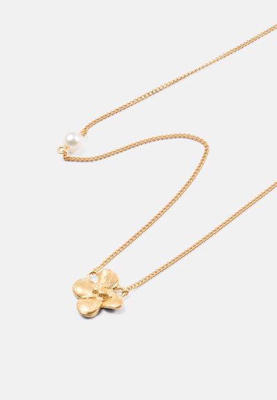 Χρυσή αλυσίδα κολιέ με ανάγλυφο λουλούδι και πέρλα, παρουσιάζοντας γυαλιστερό φινίρισμα και διασυνδεδεμένους κρίκους.