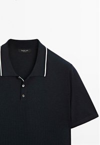 Polo shirt blu navy con piping bianco col colletto, due bottoni al collo e maniche corte. Realizzato in un tessuto liscio con una leggera lucentezza.