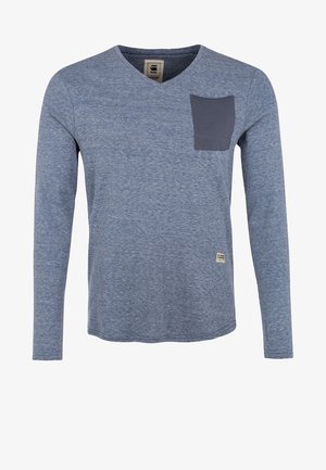 Langarmig, blauw gemêleerd V-hals shirt met een donkerblauw borstzakje aan de linkerzijde en een klein stoffen label vlak bij de onderzoom.