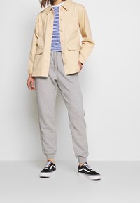 Monki Tunn jacka - beige