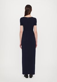 Marineblaues, geripptes Maxikleid mit kurzen Ärmeln, tailliertem Oberteil, plissiertem Rock und Reißverschluss am Rücken.