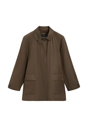 Bruine jas van middellange lengte met kraag, gerimpelde manchetten, voorzakken met klep en een verborgen knoopsluiting.
