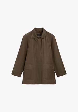 Bruine jas van middellange lengte met kraag, gerimpelde manchetten, voorzakken met klep en een verborgen knoopsluiting.